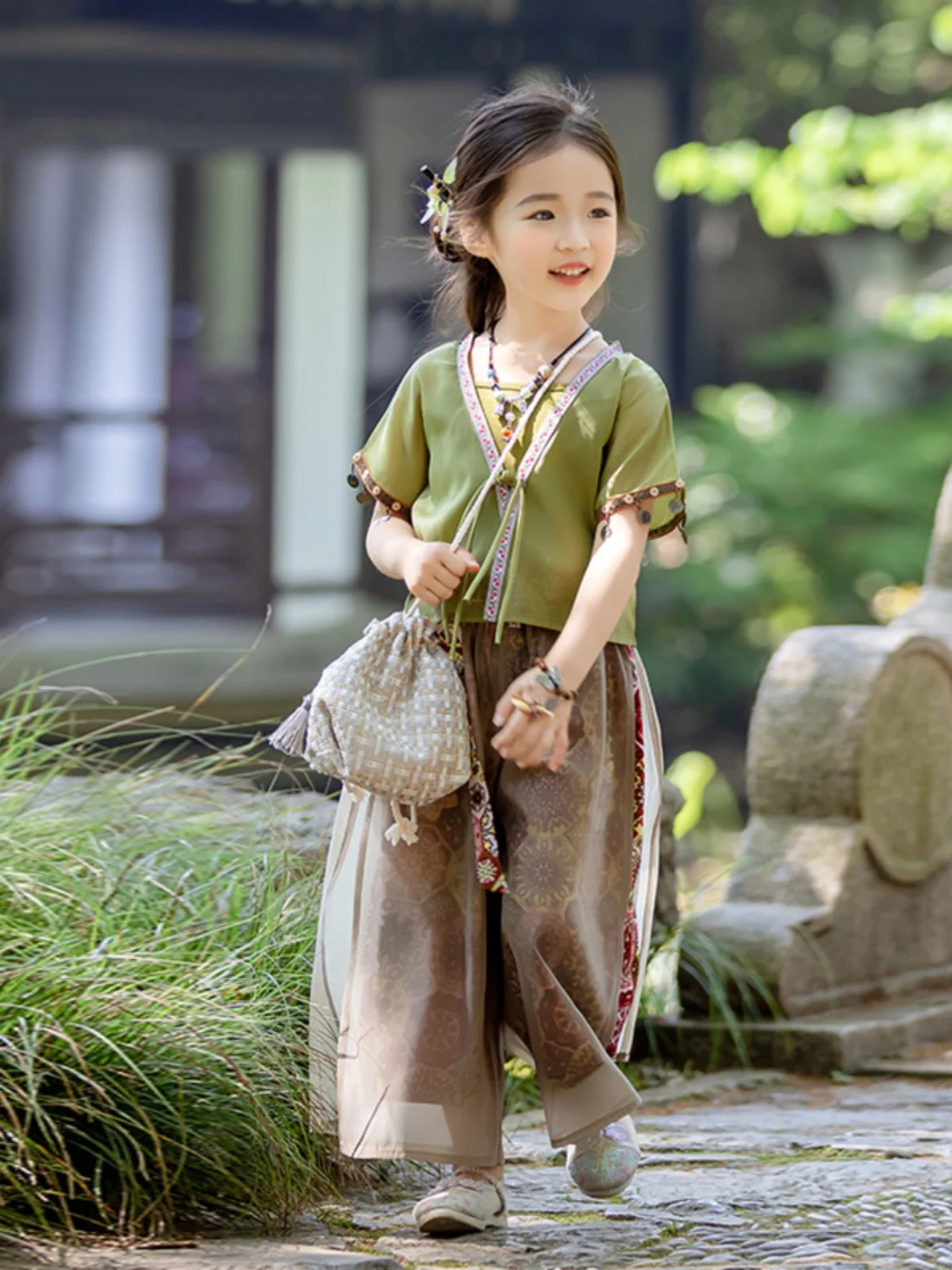 Girls' Spring Autumn Thin Three-piece Set Hanfu Traditional Ethnic Style Cotton Clothing Little Girl's Fashionable Outfit
Girls' Spring Autumn Thin Three-piece Set Hanfu Traditional Ethnic Style Cotton Clothing Little Girl's Fashionable Outfit