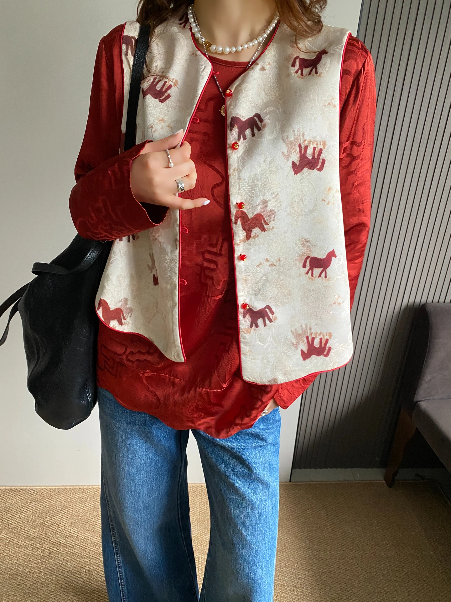 New Chinese Sle Satin Embroidered Vest Women's Early Spring New Faion Retro oulder Bared Top V-ne ort Regular Light
New Chinese Sle Satin Embroidered Vest Women's Early Spring New Faion Retro oulder Bared Top V-ne ort Regular Light