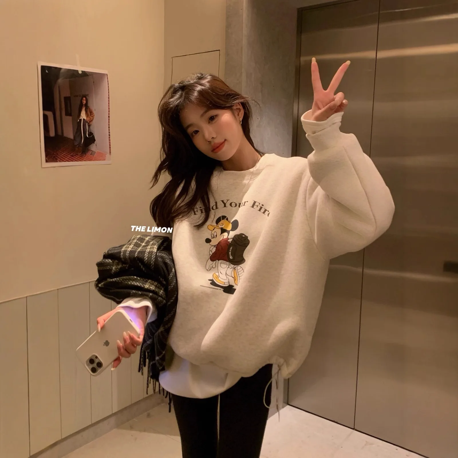 Женский свитшот с рисунком Микки Мауса, осень 202, белый пуловер большого размера, уличная одежда Y2K, эстетичная мода, удобный
Женский свитшот с рисунком Микки Мауса, осень 202, белый пуловер большого размера, уличная одежда Y2K, эстетичная мода, удобный
