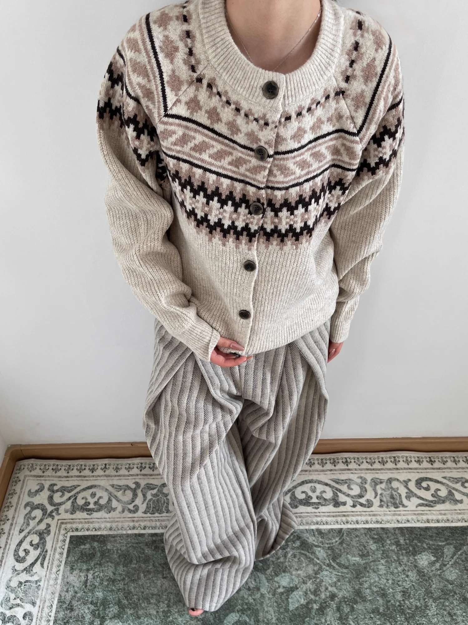 Ретро-кардиган в американском стиле с узором Fair Isle и цветочным принтом, свободный вязаный свитер-кардиган для мужчин и женщин
Ретро-кардиган в американском стиле с узором Fair Isle и цветочным принтом, свободный вязаный свитер-кардиган для мужчин и женщин