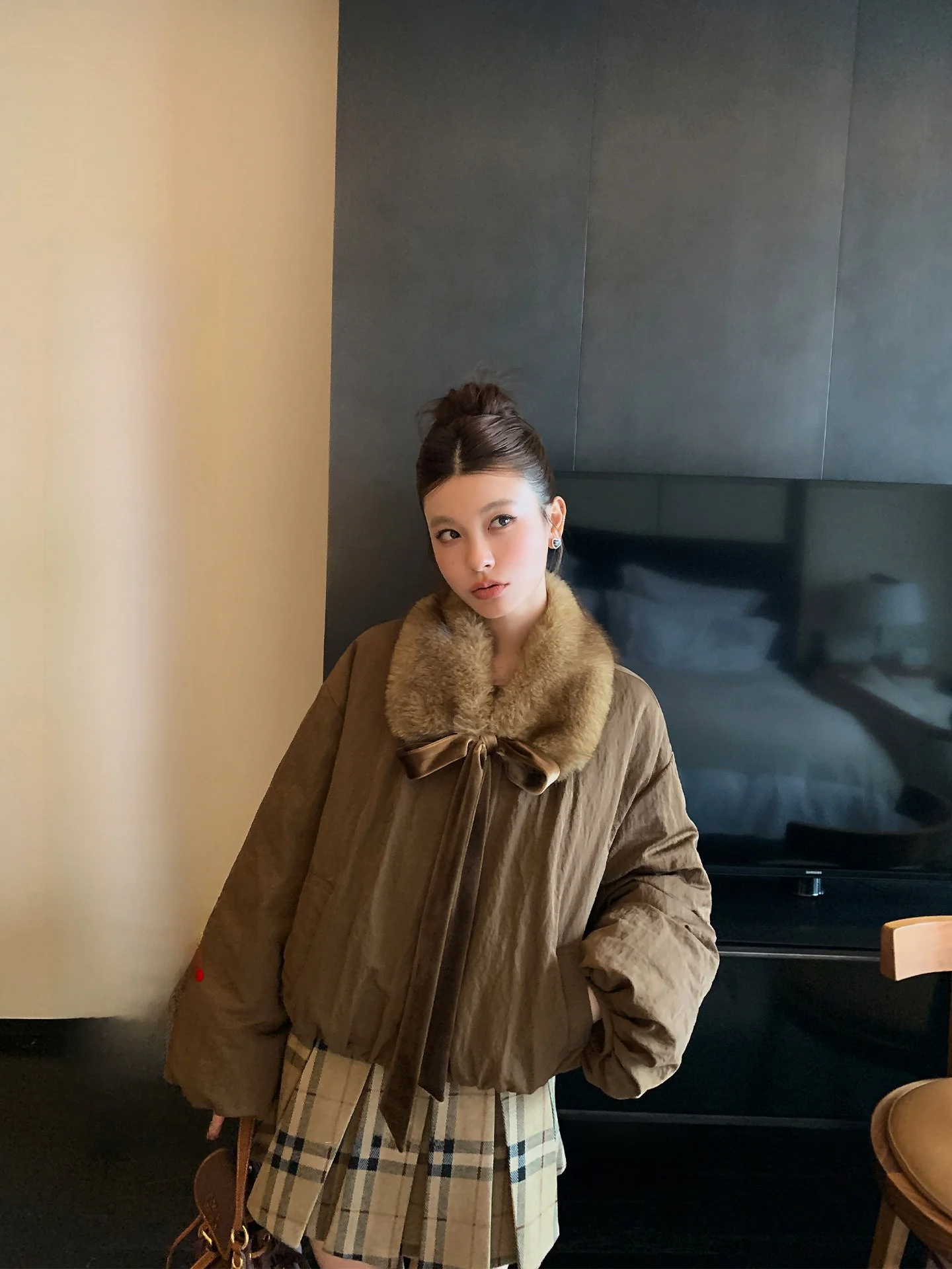 LIONE Vintage Brown Short down Jacket Lantern Sleeve Fur Collar Warm Coat Regular Fit Ladies Fashion Winter Coat
LIONE Vintage Brown Short down Jacket Lantern Sleeve Fur Collar Warm Coat Regular Fit Ladies Fashion Winter Coat