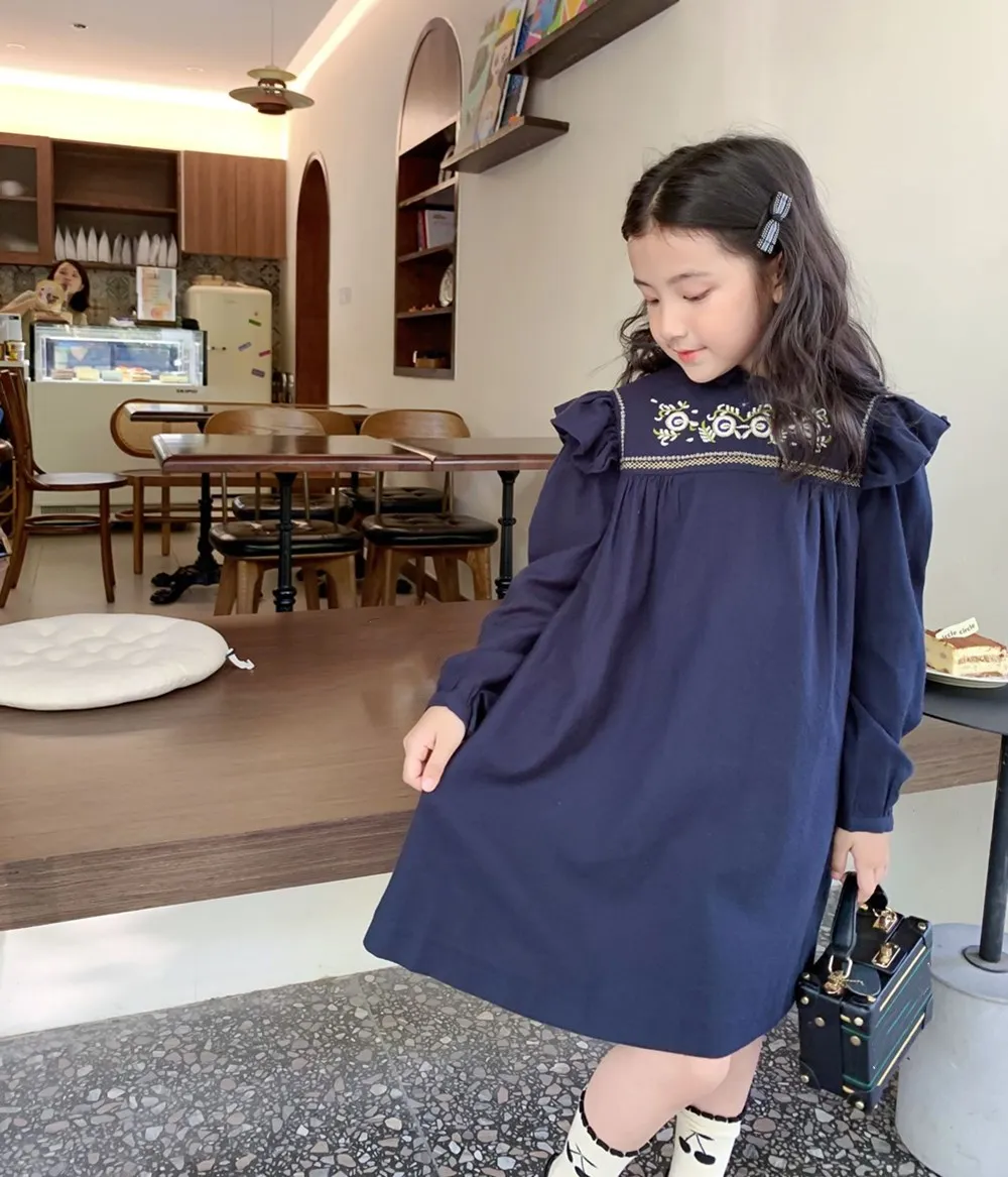 girls casual dresses Retro pastoral style Princess dress Navy blue embroidered flower dress kids clothes
girls casual dresses Retro pastoral style Princess dress Navy blue embroidered flower dress kids clothes