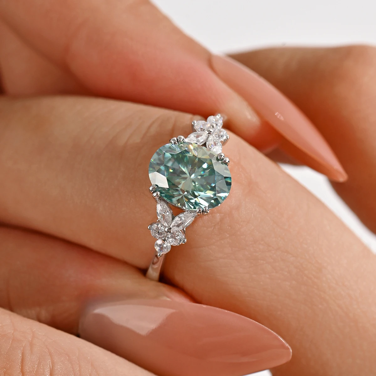 S925 sterling silver plated with 18K white gold blue-green oval moissanite flower ring 9*7mm/2.0ct for women gift
S925 sterling silver plated with 18K white gold blue-green oval moissanite flower ring 9*7mm/2.0ct for women gift