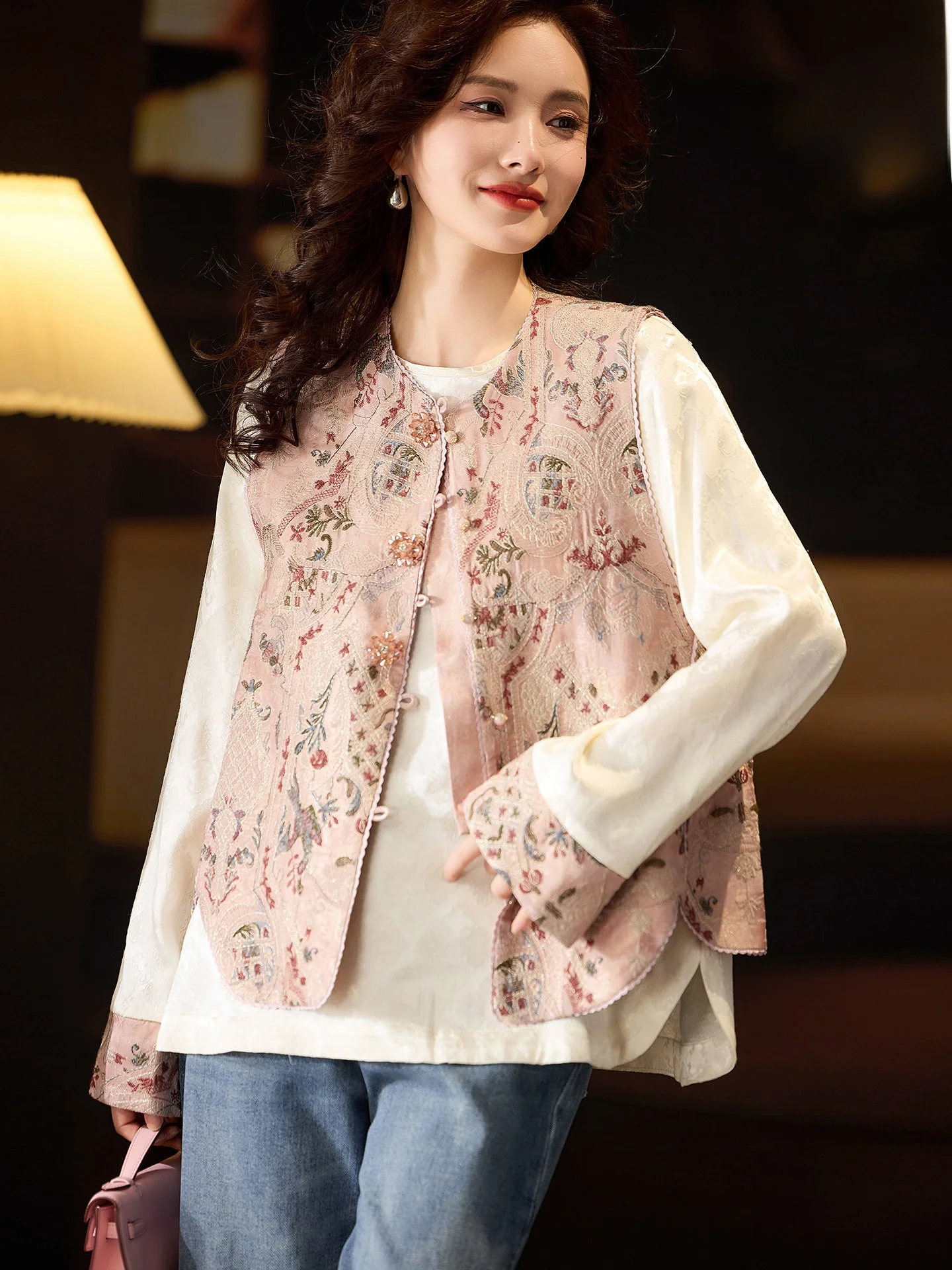New 2026 Spring Women's Loose Fit Embroidered Vest Traditional Chinese Style Floral Pattern V-Neck Single Button Closure Oute...
New 2026 Spring Women's Loose Fit Embroidered Vest Traditional Chinese Style Floral Pattern V-Neck Single Button Closure Oute...