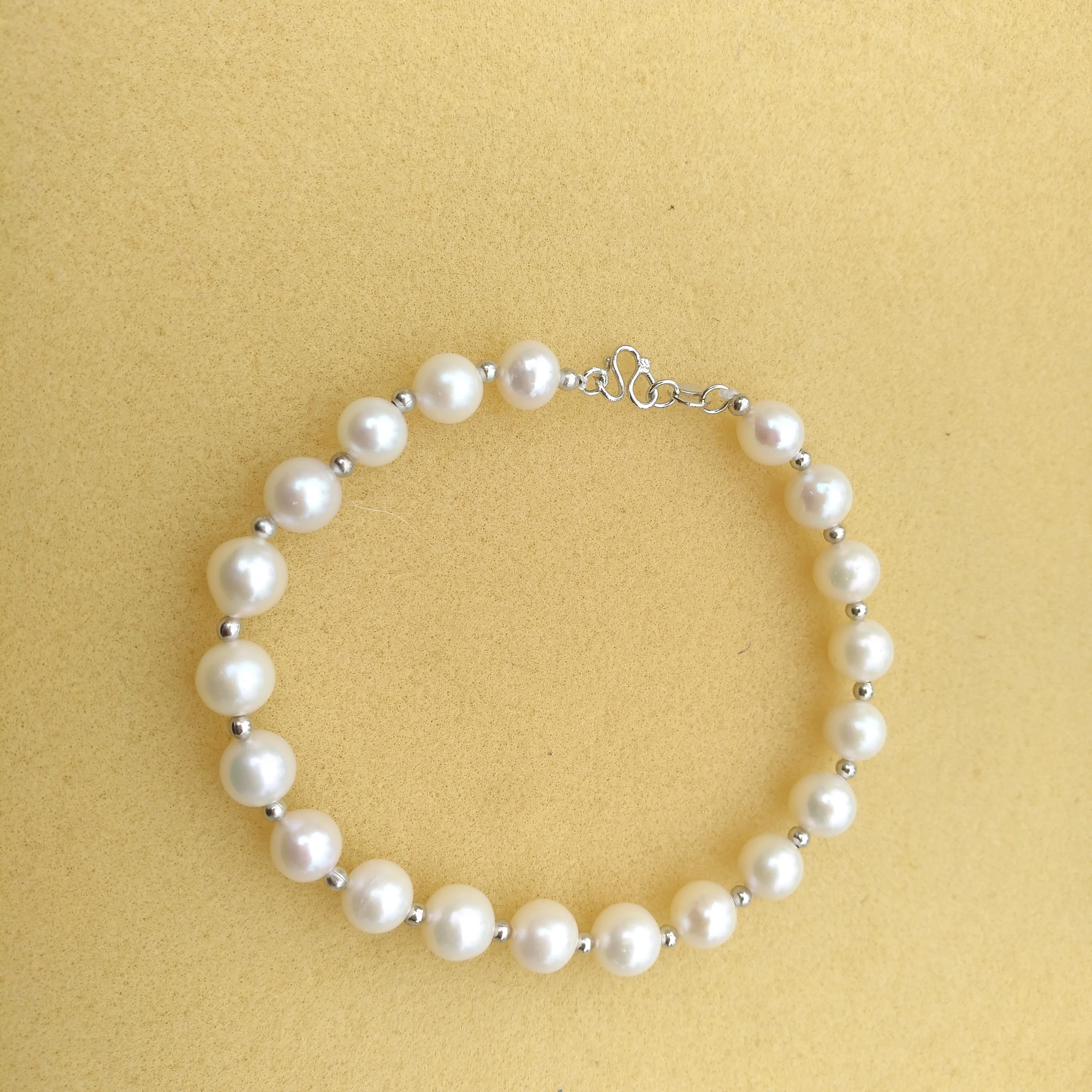 beautiful AAA+ natural south sea white pearl bracelet New A brand-new, unused, and unworn
beautiful AAA+ natural south sea white pearl bracelet New A brand-new, unused, and unworn