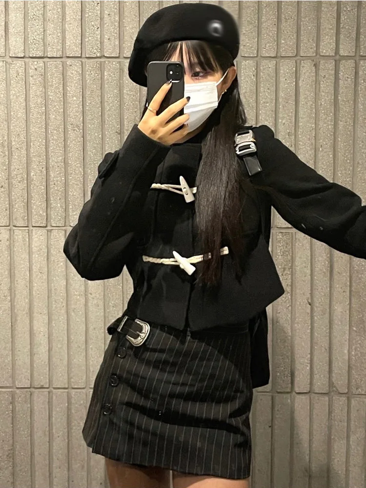 Black Short Mini Jacket Horn Button Vintage Preppy Style New Round Neck Long Sleeve Coat Woman Korean Fashion
Black Short Mini Jacket Horn Button Vintage Preppy Style New Round Neck Long Sleeve Coat Woman Korean Fashion
