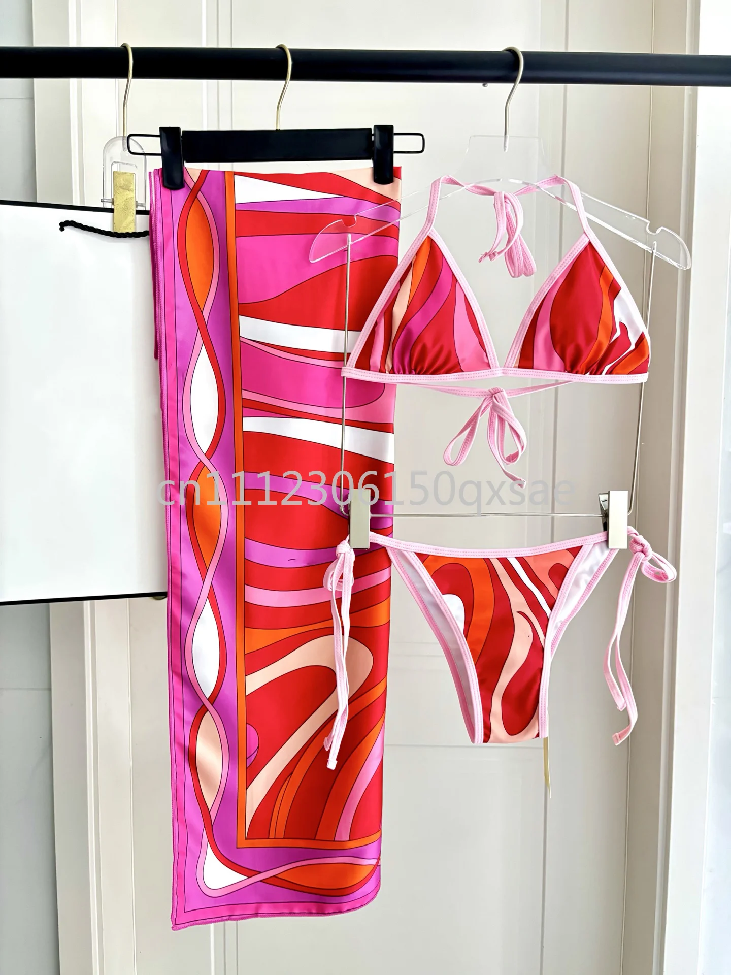 Luxury Design Women's Red Scarf Bikini Set with Designer Signature Letter Logo Fashion Brand Women's Two-Piece Swimsuit Swimwear
Luxury Design Women's Red Scarf Bikini Set with Designer Signature Letter Logo Fashion Brand Women's Two-Piece Swimsuit Swimwear