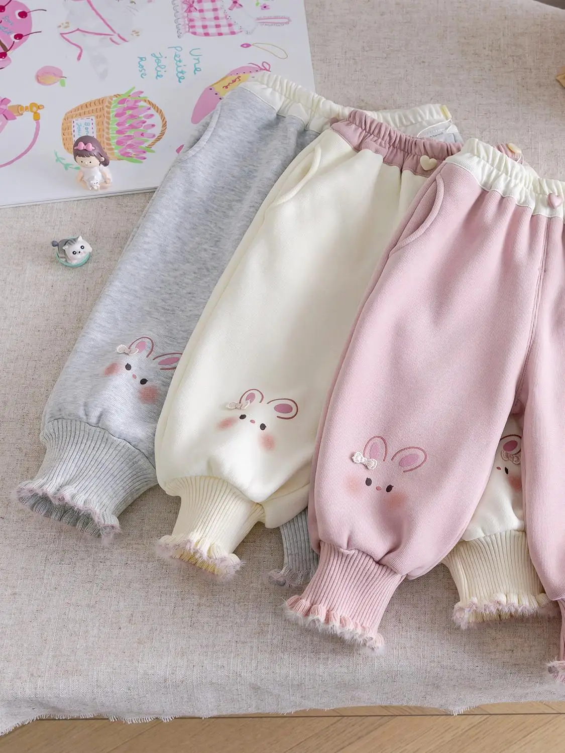 Утепленные детские брюки с принтом кролика, зимние, новые, в корейском стиле, для девочек, длинные, с высокой талией, хлопковые
Утепленные детские брюки с принтом кролика, зимние, новые, в корейском стиле, для девочек, длинные, с высокой талией, хлопковые