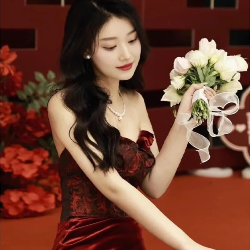 Light luxury minority party toasting red rose jacquard with chest velvet dress
Light luxury minority party toasting red rose jacquard with chest velvet dress