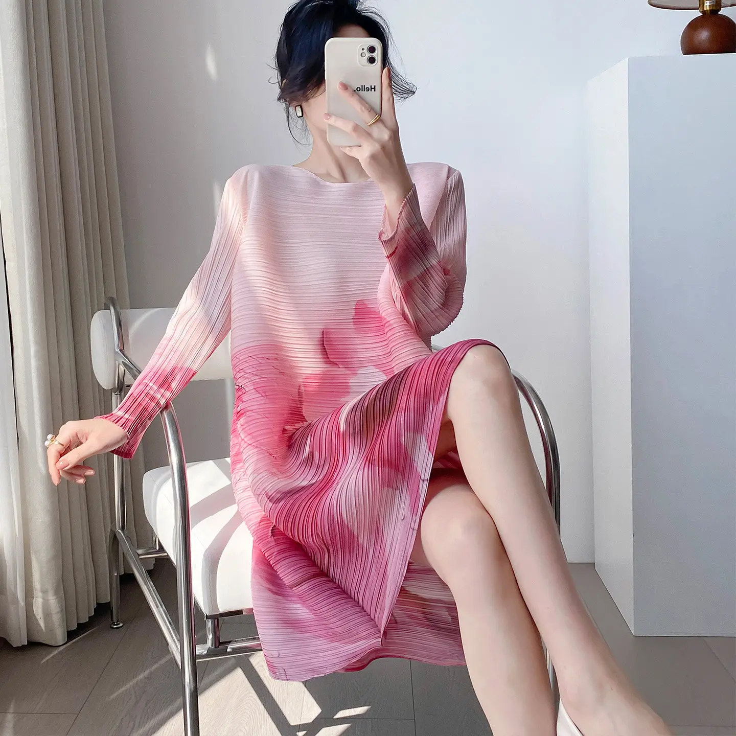 Miyake Folds 2026 New Spring and Summer Fashion Dress Color Gradient Printing Medium-length Loose Thin Temperament Lady Style
Miyake Folds 2026 New Spring and Summer Fashion Dress Color Gradient Printing Medium-length Loose Thin Temperament Lady Style