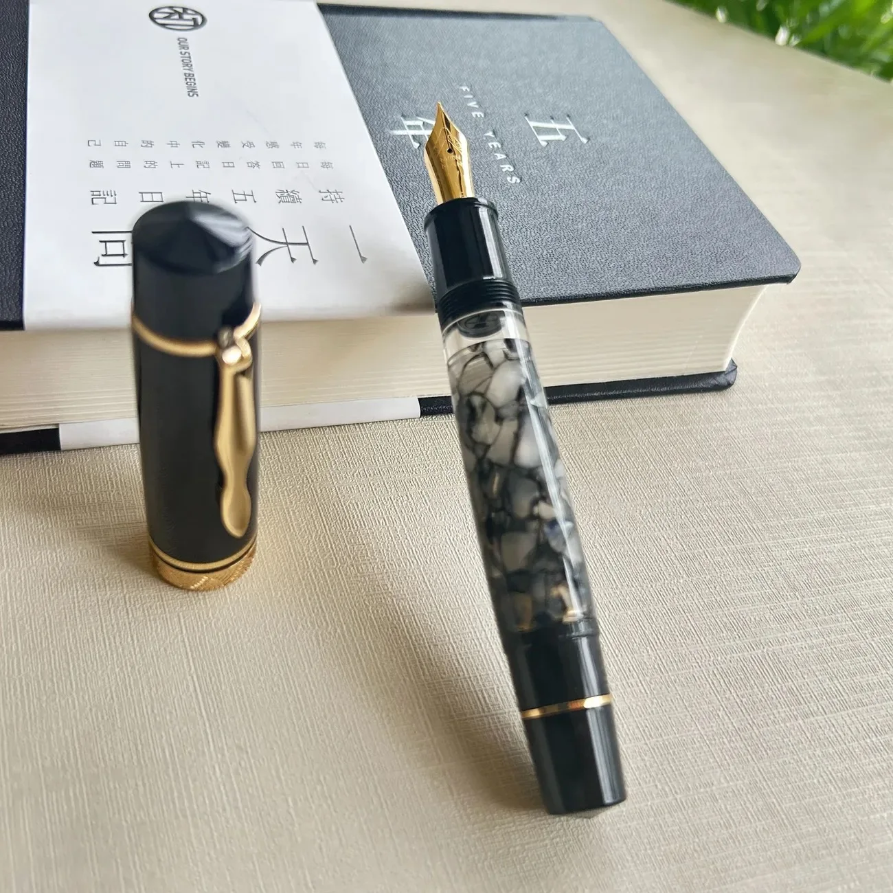 MAJOHN P139 Перьевая ручка с большим поршневым пером No 6/8 EF/F/M Перо из твердой резины с цельномедным поршнем Ручка для письма Limited Black Rock!
MAJOHN P139 Перьевая ручка с большим поршневым пером No 6/8 EF/F/M Перо из твердой резины с цельномедным поршнем Ручка для письма Limited Black Rock!