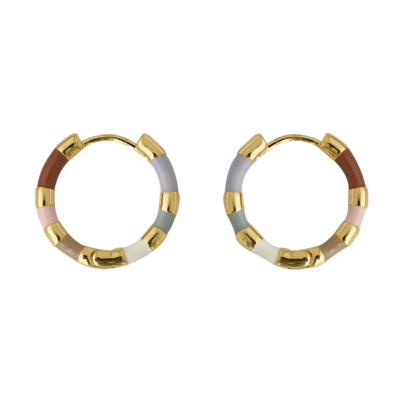 Simple color drop glaze contrasting color earrings, simple and generous ear buckles, retro premium niche earrings.
Simple color drop glaze contrasting color earrings, simple and generous ear buckles, retro premium niche earrings.