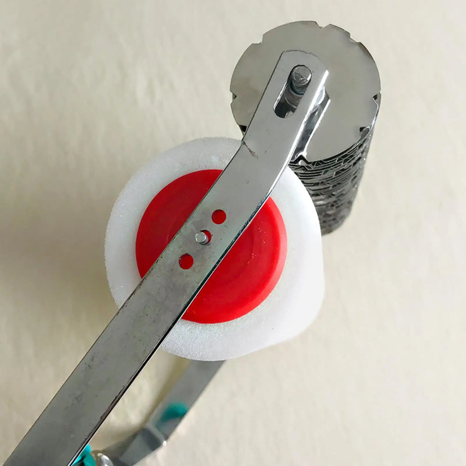 Железный валик для листового железа, художественный профессиональный ручной инструмент, многоразовый с ручкой, тканевый валик для рисования, валик с тиснением и крестообразным узором
Железный валик для листового железа, художественный профессиональный ручной инструмент, многоразовый с ручкой, тканевый валик для рисования, валик с тиснением и крестообразным узором