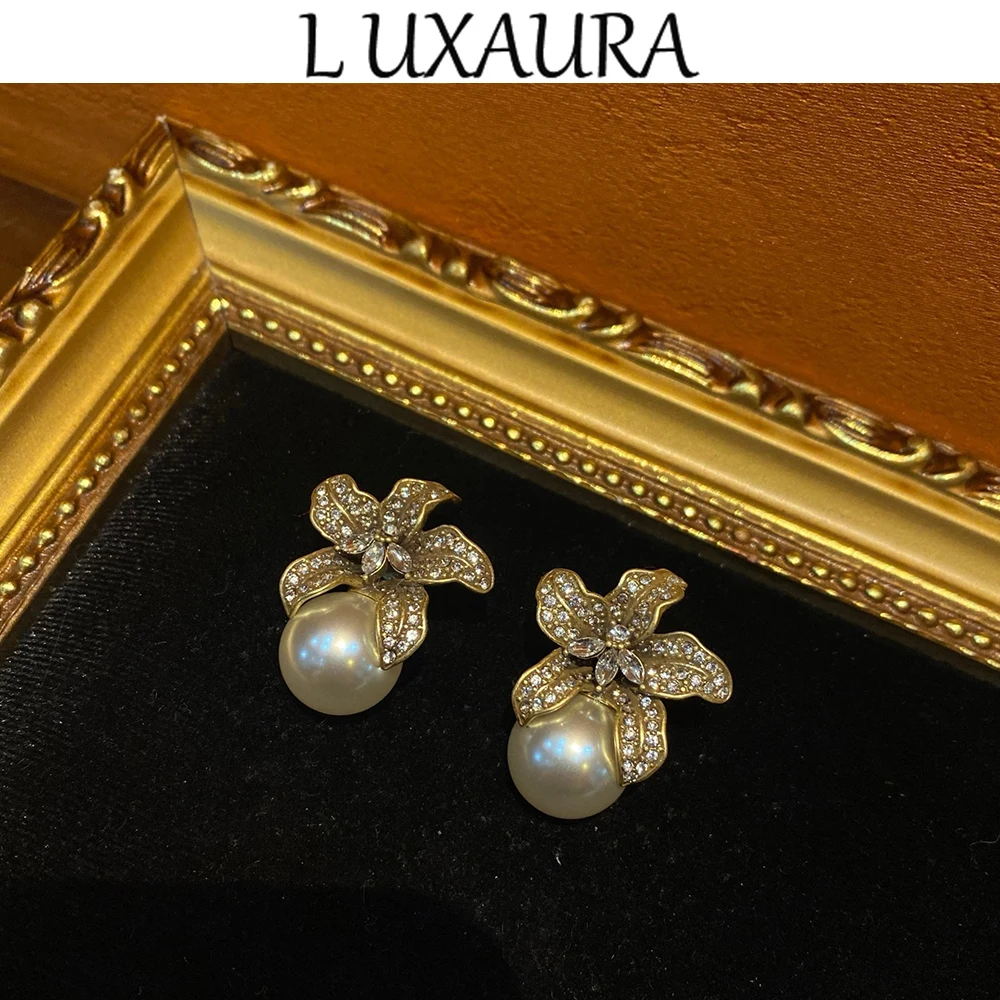 Vintage fashion classic glass pearl design paired with Bohemian women's accessory stud earrings
Vintage fashion classic glass pearl design paired with Bohemian women's accessory stud earrings
