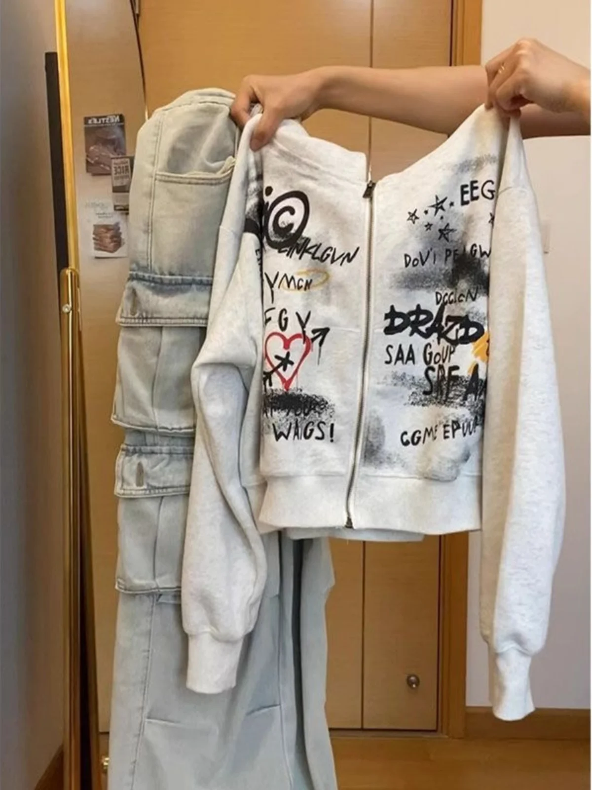Explosively Cute American Graffiti Letter Zipper Cardigan Short Hoodie Women Early Autumn Lazy Style Long Sleeve Coat
Explosively Cute American Graffiti Letter Zipper Cardigan Short Hoodie Women Early Autumn Lazy Style Long Sleeve Coat
