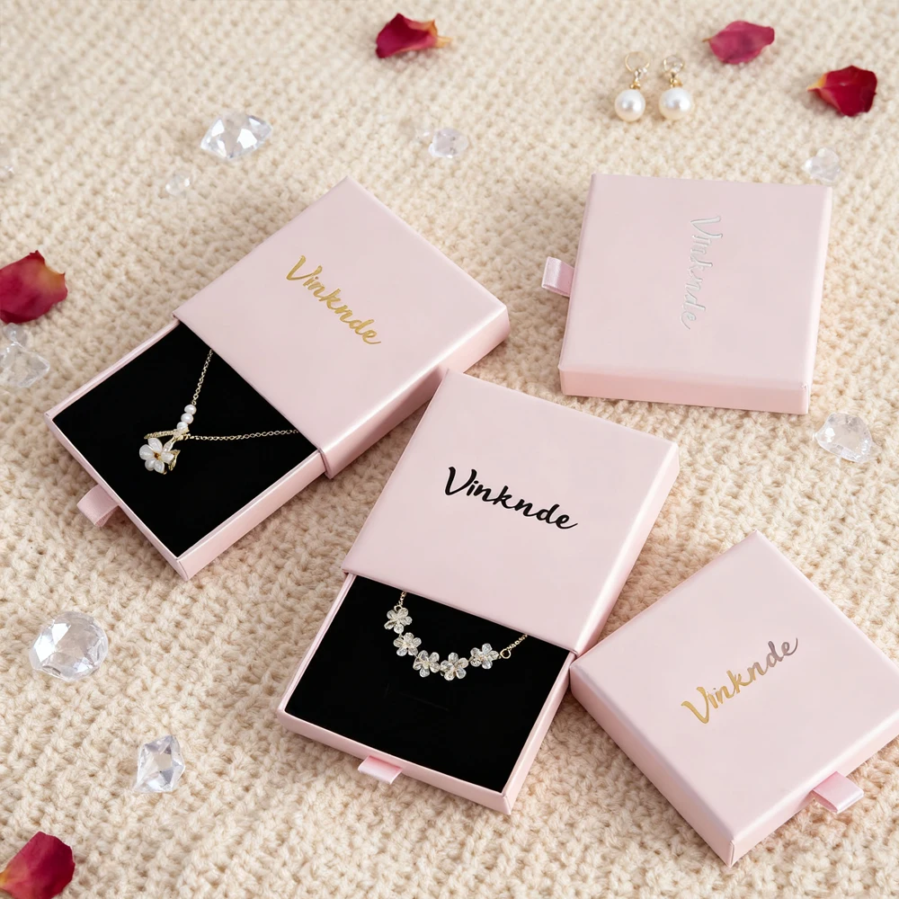 100 шт., персонализированная розовая упаковка для ювелирных изделий, выдвижной ящик, кольцо, серьги, ожерелье, браслет, картонный футляр для хранения ювелирных изделий
100 шт., персонализированная розовая упаковка для ювелирных изделий, выдвижной ящик, кольцо, серьги, ожерелье, браслет, картонный футляр для хранения ювелирных изделий