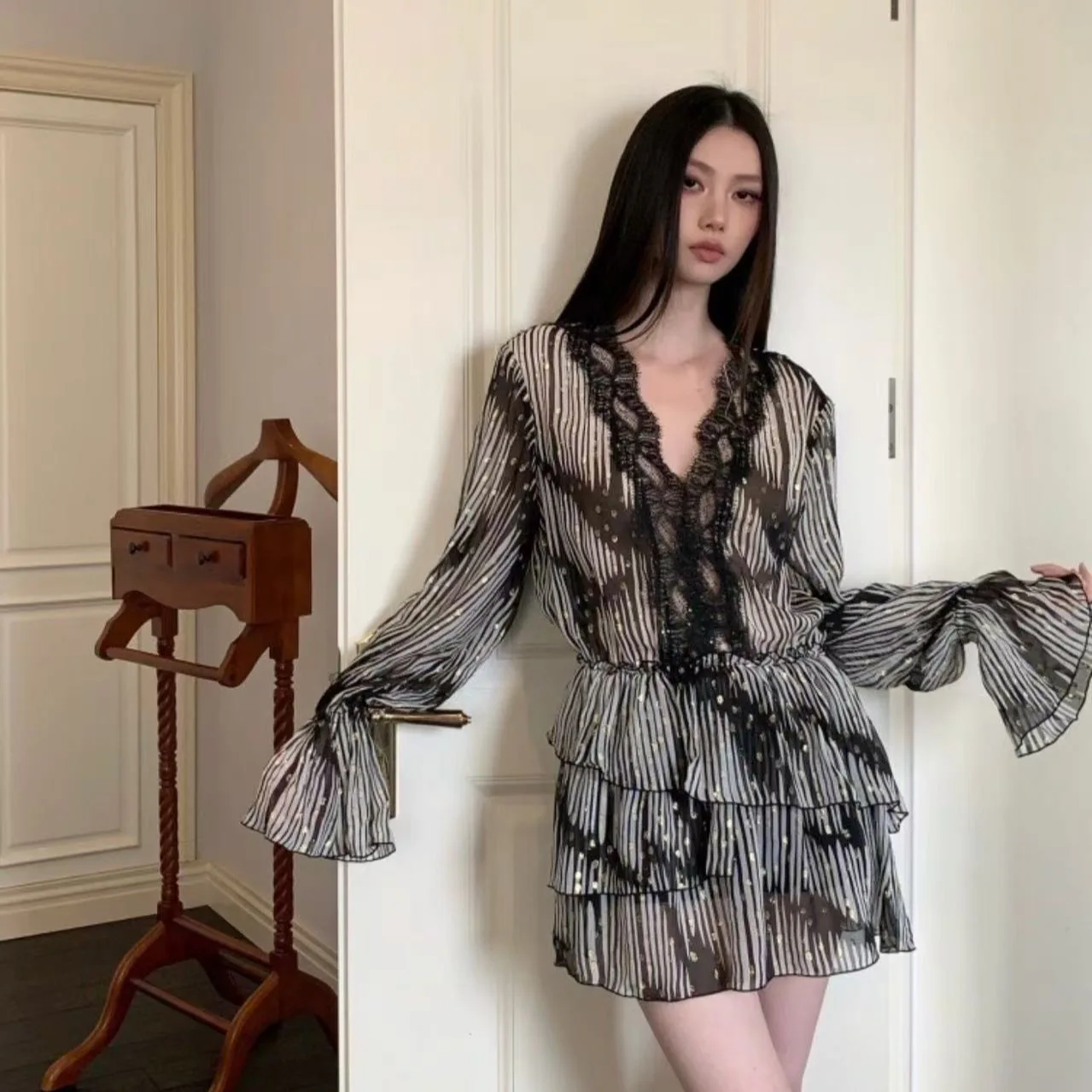 Sexy Lace Deep V-neck Shirt Dress Women Summer Short Skirt Lantern Sleeve A-line Mini Dress Vacation Casual Highstreet Dresses
Sexy Lace Deep V-neck Shirt Dress Women Summer Short Skirt Lantern Sleeve A-line Mini Dress Vacation Casual Highstreet Dresses