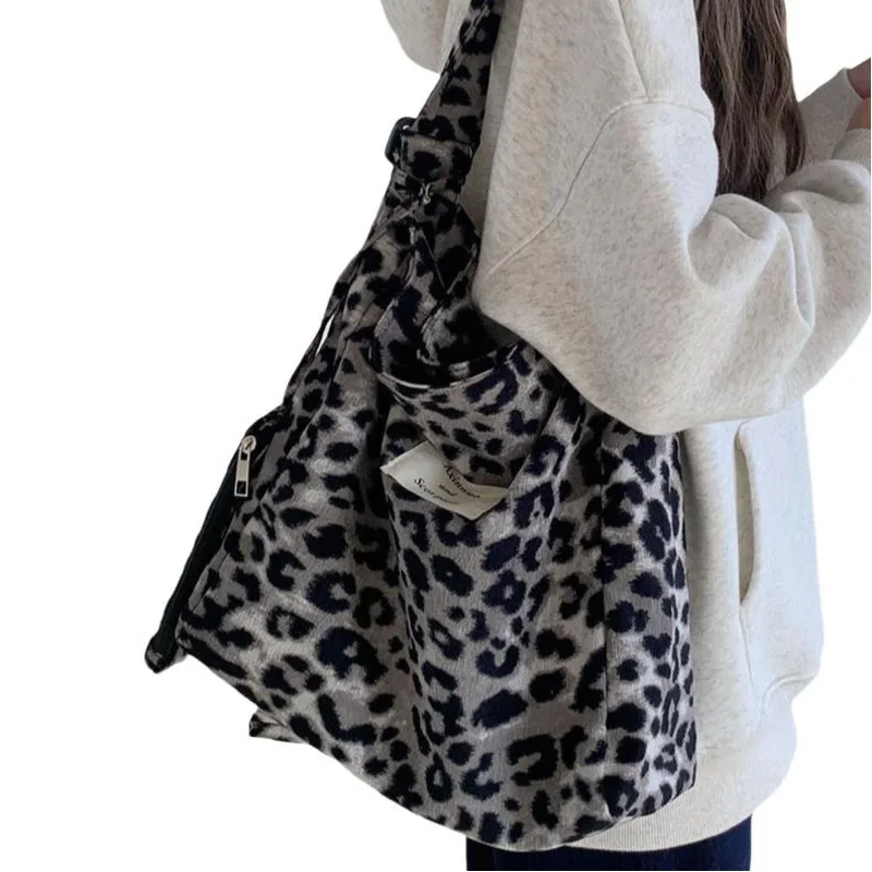 2024 Underarm Women's New Minimalist Leopard Print Casual Commuting Large Capacity Single Shoulder Crossbody Women's Handbag
2024 Underarm Women's New Minimalist Leopard Print Casual Commuting Large Capacity Single Shoulder Crossbody Women's Handbag