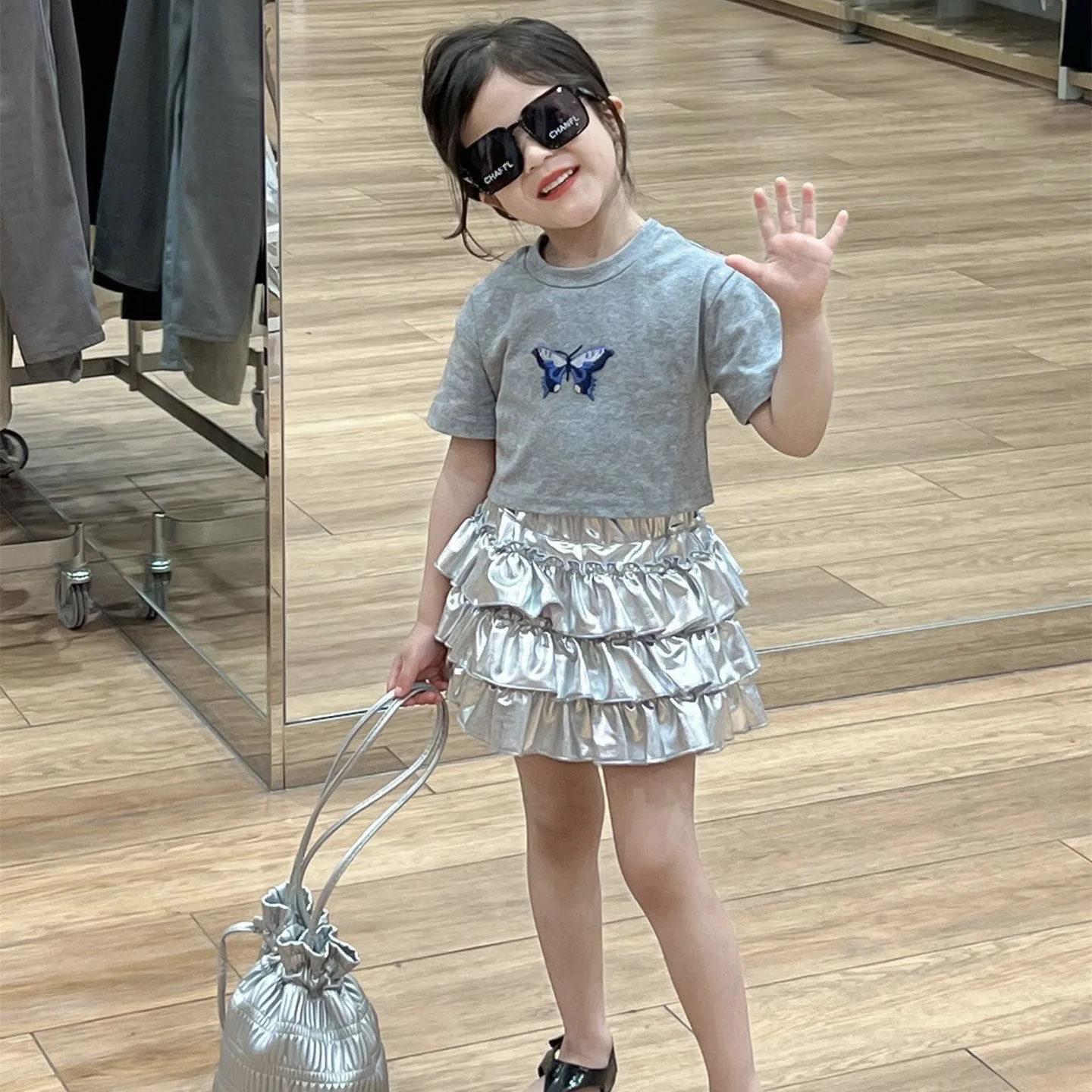 2025 Summer Korean Children's Clothing New Girls' Embroidery Labeling Short-sleeved T-shirt Short Top Cake Culottes Short Skirt
2025 Summer Korean Children's Clothing New Girls' Embroidery Labeling Short-sleeved T-shirt Short Top Cake Culottes Short Skirt