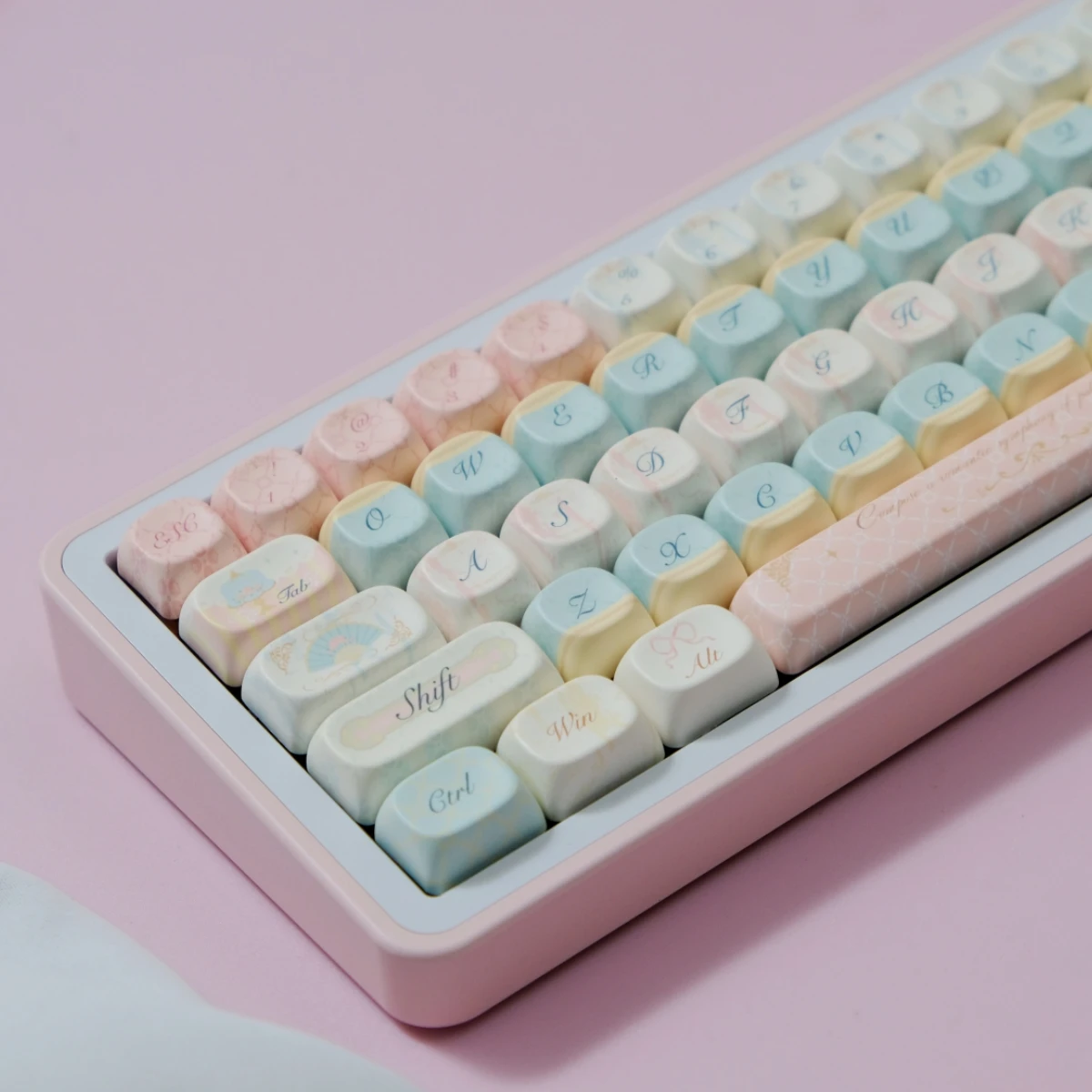 KBCaps 150-клавишные колпачки в стиле рококо-принцессы Macaron MOA PBT Dye-Sub для механической клавиатуры Cherry MX 61/87/98/104 колпачки для клавиш
KBCaps 150-клавишные колпачки в стиле рококо-принцессы Macaron MOA PBT Dye-Sub для механической клавиатуры Cherry MX 61/87/98/104 колпачки для клавиш