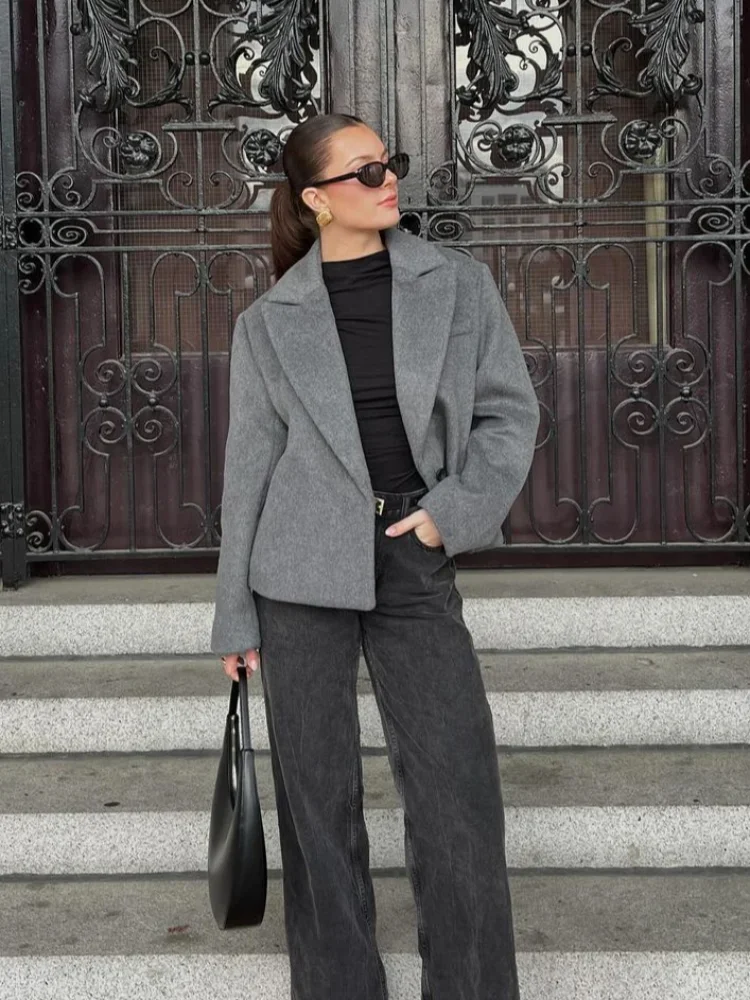 Women Casual Solid Woolen Jacket Collar V-neck Long Sleeved Loose Cut Jackets 2025 New Lady Fashion Daily Highstreet Outerwear
Women Casual Solid Woolen Jacket Collar V-neck Long Sleeved Loose Cut Jackets 2025 New Lady Fashion Daily Highstreet Outerwear