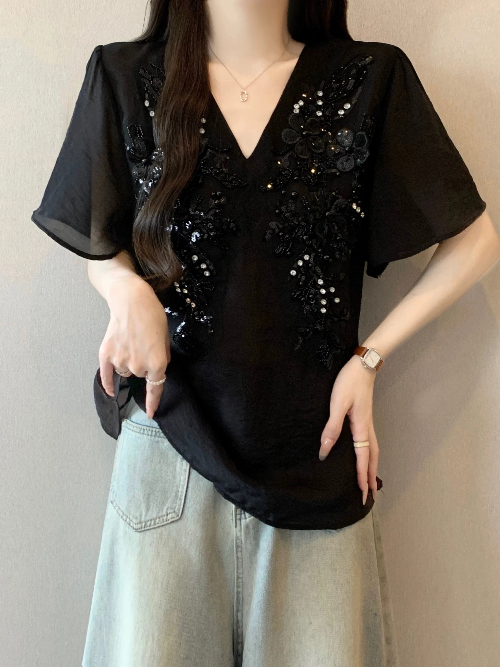Elegant Sequin Embroidery V-Neck Chiffon Top Women's plus Size Summer New Style Slimming Trendy Top Korean Style Loose Fit
Elegant Sequin Embroidery V-Neck Chiffon Top Women's plus Size Summer New Style Slimming Trendy Top Korean Style Loose Fit
