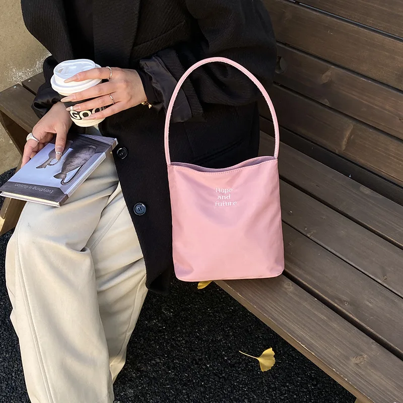 Новая модная универсальная легкая сумка для повседневного использования с вышивкой
Новая модная универсальная легкая сумка для повседневного использования с вышивкой