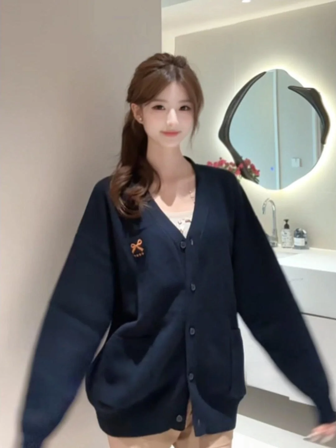 Вязаный кардиган с V-образным вырезом, средней длины, с вышивкой и узлами, свободного кроя, повседневный, стройнящий, весенний свитер-накидка
Вязаный кардиган с V-образным вырезом, средней длины, с вышивкой и узлами, свободного кроя, повседневный, стройнящий, весенний свитер-накидка