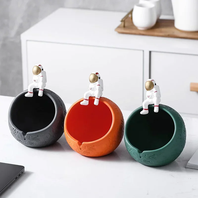 Статуя астронавта, керамическая пепельница, устойчивая к высоким температурам, украшение для офиса и рабочего стола, банка для хранения пепла, космическая пепельница, современная
Статуя астронавта, керамическая пепельница, устойчивая к высоким температурам, украшение для офиса и рабочего стола, банка для хранения пепла, космическая пепельница, современная