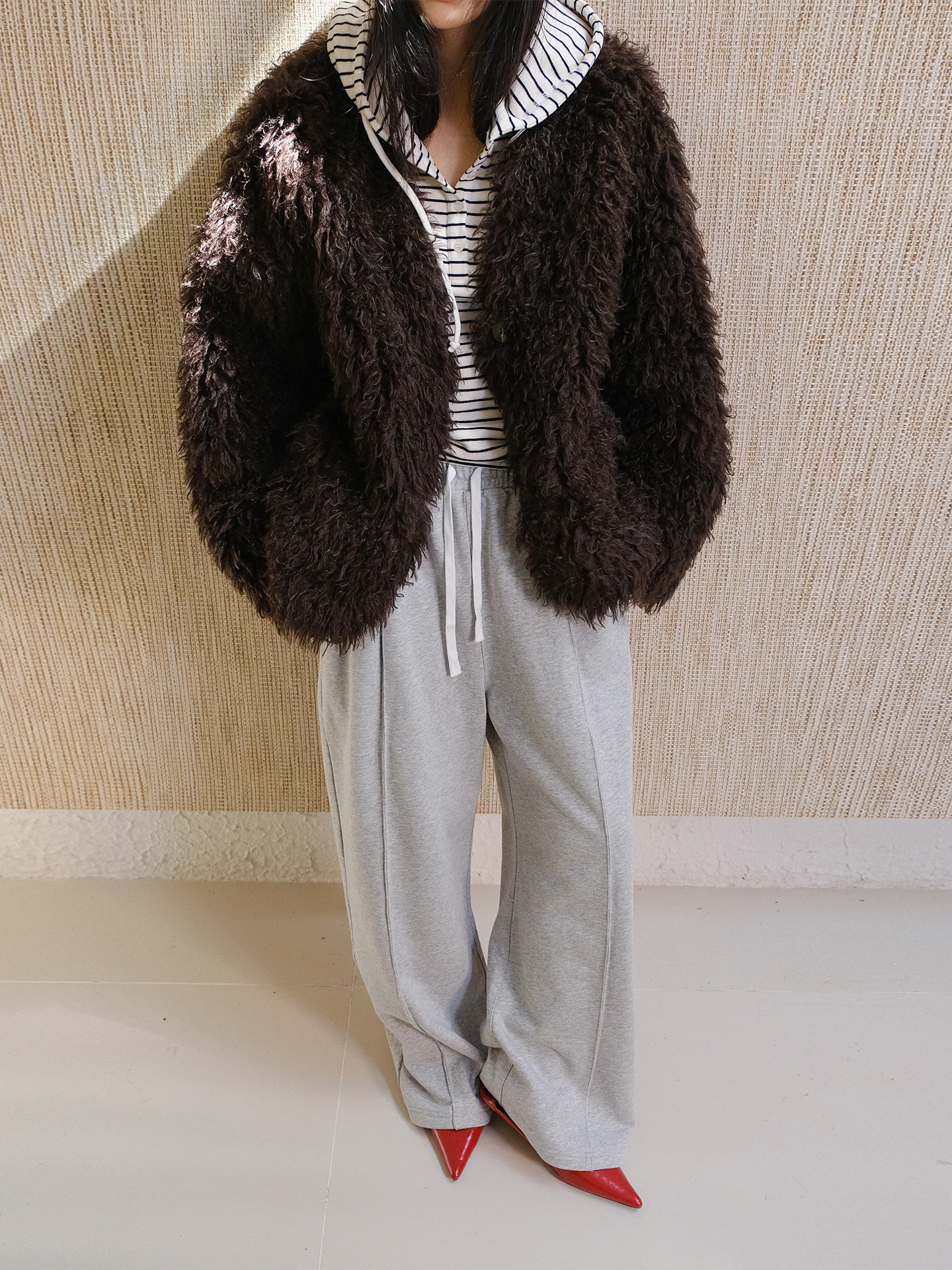 Теплое короткое пальто из искусственного меха с V-образным вырезом, из смесовой шерсти, женское, повседневное, приталенное, из полиэстеровой ткани, теплосберегающая короткая верхняя одежда
Теплое короткое пальто из искусственного меха с V-образным вырезом, из смесовой шерсти, женское, повседневное, приталенное, из полиэстеровой ткани, теплосберегающая короткая верхняя одежда