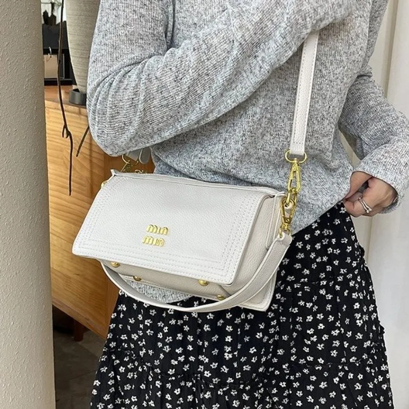 Corporate Elegance Handbag With Genuine Leather Trim For Women Polished Underarm Shoulder Bag For Boardroom Meetings
Corporate Elegance Handbag With Genuine Leather Trim For Women Polished Underarm Shoulder Bag For Boardroom Meetings