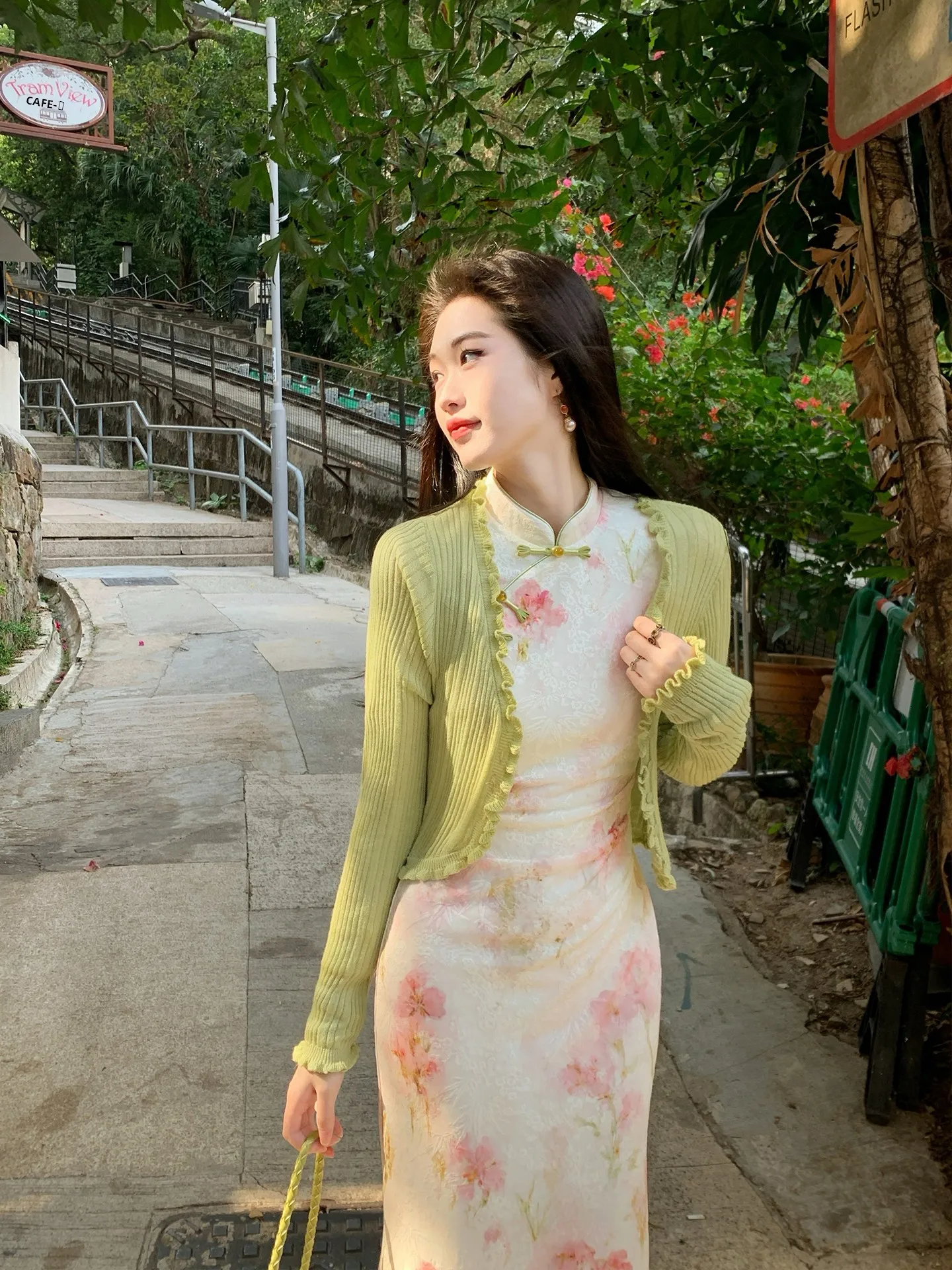 Легкий вязаный женский кардиган приталенного кроя с деревянными пуговицами, модный универсальный топ для ранней весны
Легкий вязаный женский кардиган приталенного кроя с деревянными пуговицами, модный универсальный топ для ранней весны