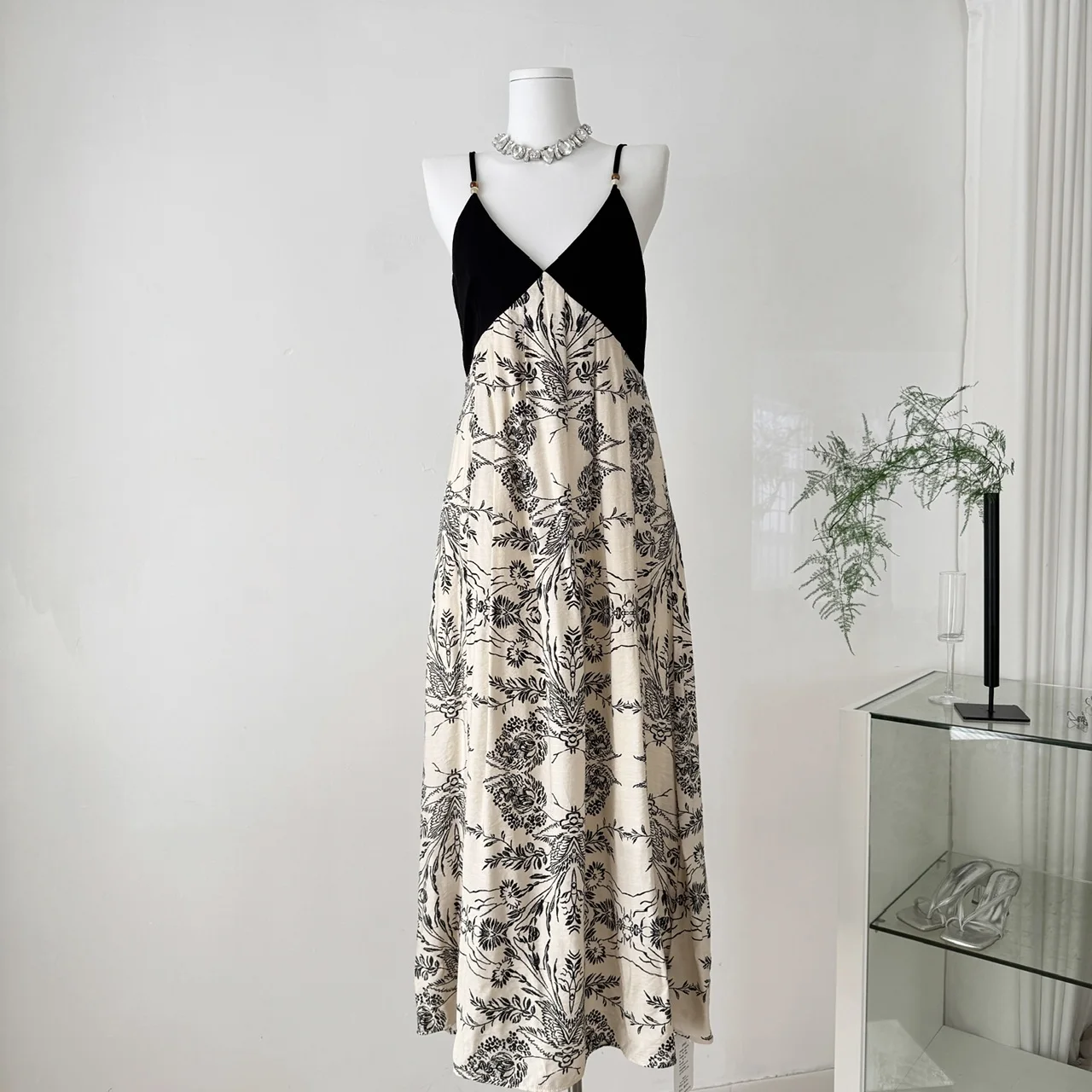 2025 New Summer Long Dress Women's V-neck Sleeveless Midi Dress Water-Mark Print Patchwork Holiday Dress Elegant High-End Feelin 
2025 New Summer Long Dress Women's V-neck Sleeveless Midi Dress Water-Mark Print Patchwork Holiday Dress Elegant High-End Feelin