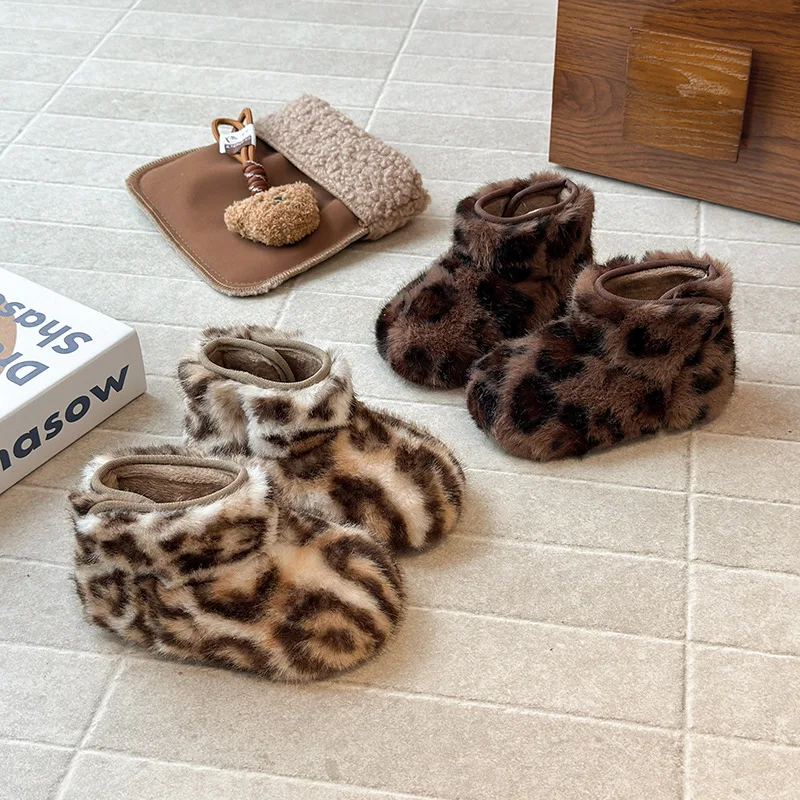 Детские полусапожки для девочек и мальчиков, зима 2025 года, новая модная нескользящая универсальная теплая плюшевая обувь в корейском стиле с мягкой подошвой