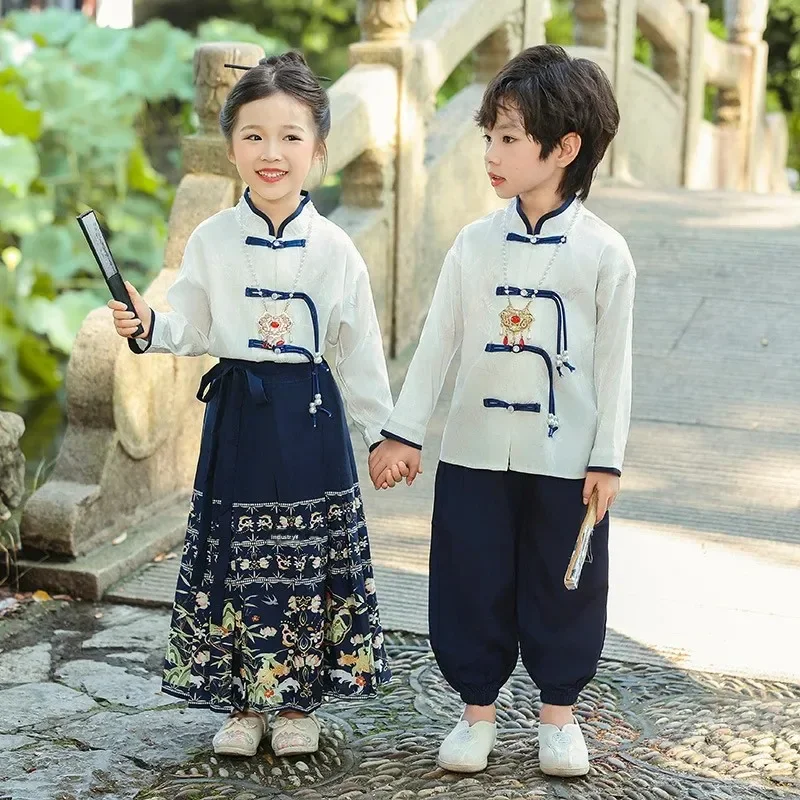 Новая детская юбка Cheongsam в китайском стиле для мальчиков и девочек, весенне-осенний модный костюм Тан, одежда для выступлений на национале 
Новая детская юбка Cheongsam в китайском стиле для мальчиков и девочек, весенне-осенний модный костюм Тан, одежда для выступлений на национале