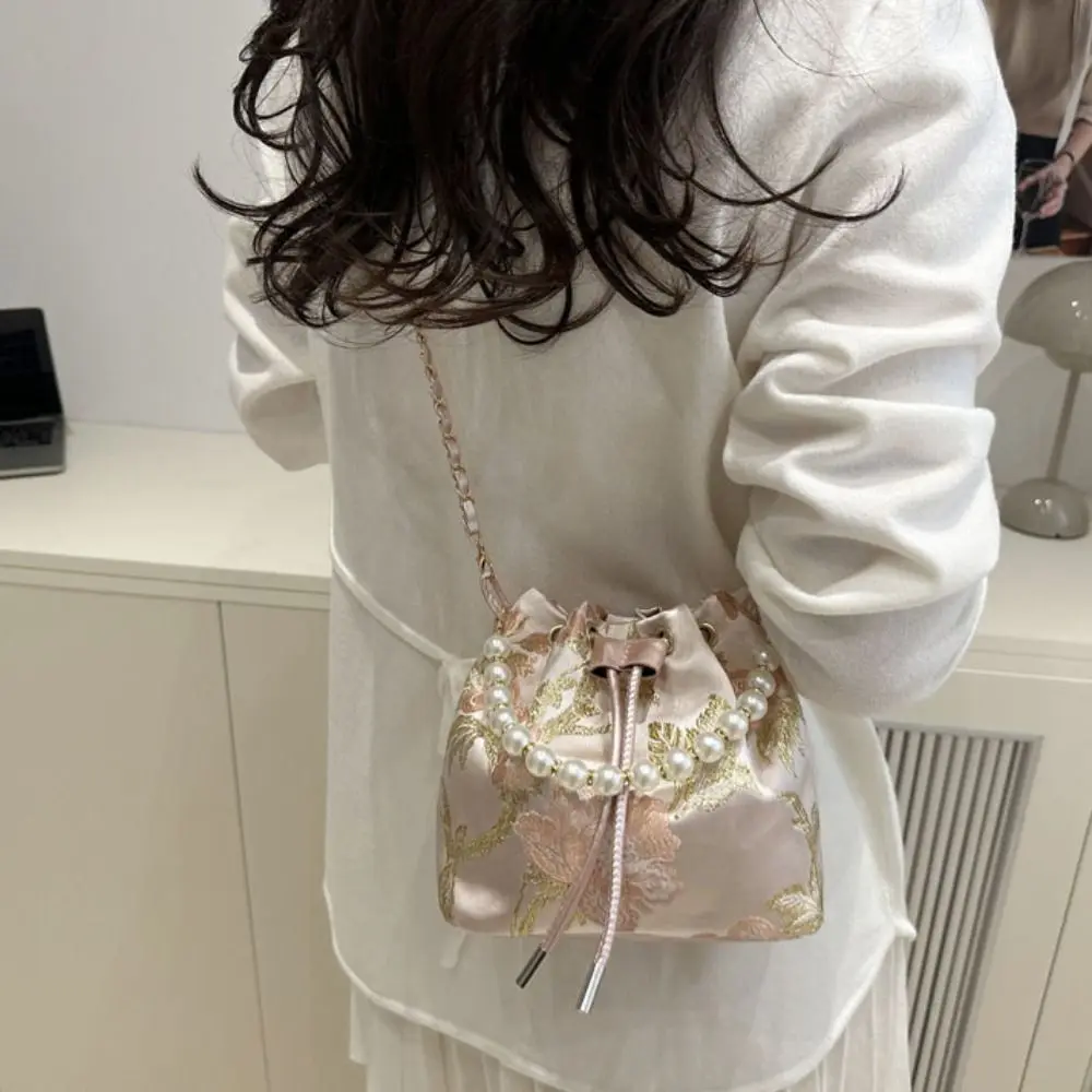 Drawstrings Embroidery Bucket Bag Non-slip Bottom Adjustable Chain Chinese Style Messenger Bag Comfortable Straps Large Capacity
Drawstrings Embroidery Bucket Bag Non-slip Bottom Adjustable Chain Chinese Style Messenger Bag Comfortable Straps Large Capacity