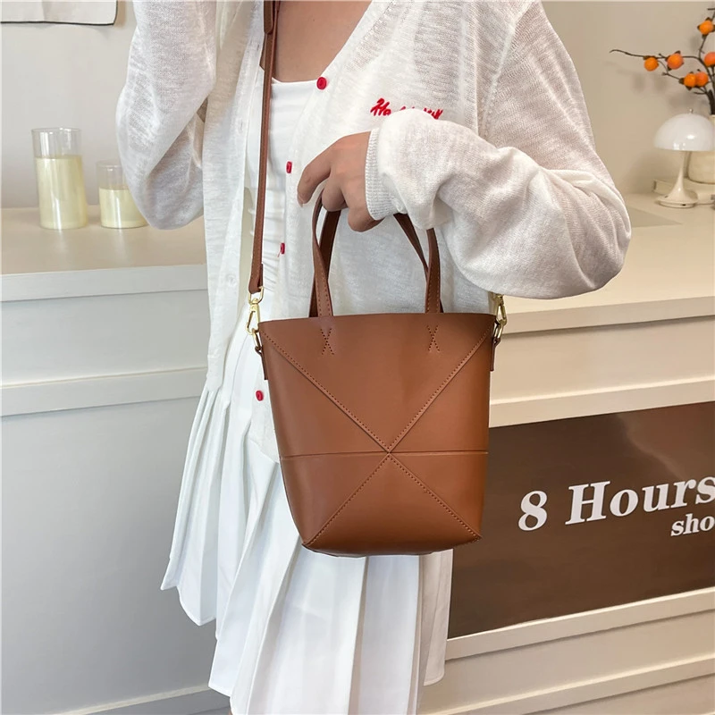 Ladies Crossbody-Bag Made of Premium Leather Featuring Casual High-End Daily Style
Ladies Crossbody-Bag Made of Premium Leather Featuring Casual High-End Daily Style