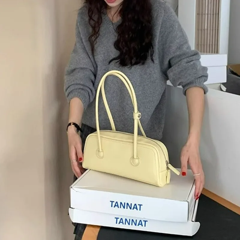 Fashion Bowling Bag Large Capacity PU Leather Vintage Armpit Bag Retro Shoulder Underarm Bag Daily
Fashion Bowling Bag Large Capacity PU Leather Vintage Armpit Bag Retro Shoulder Underarm Bag Daily