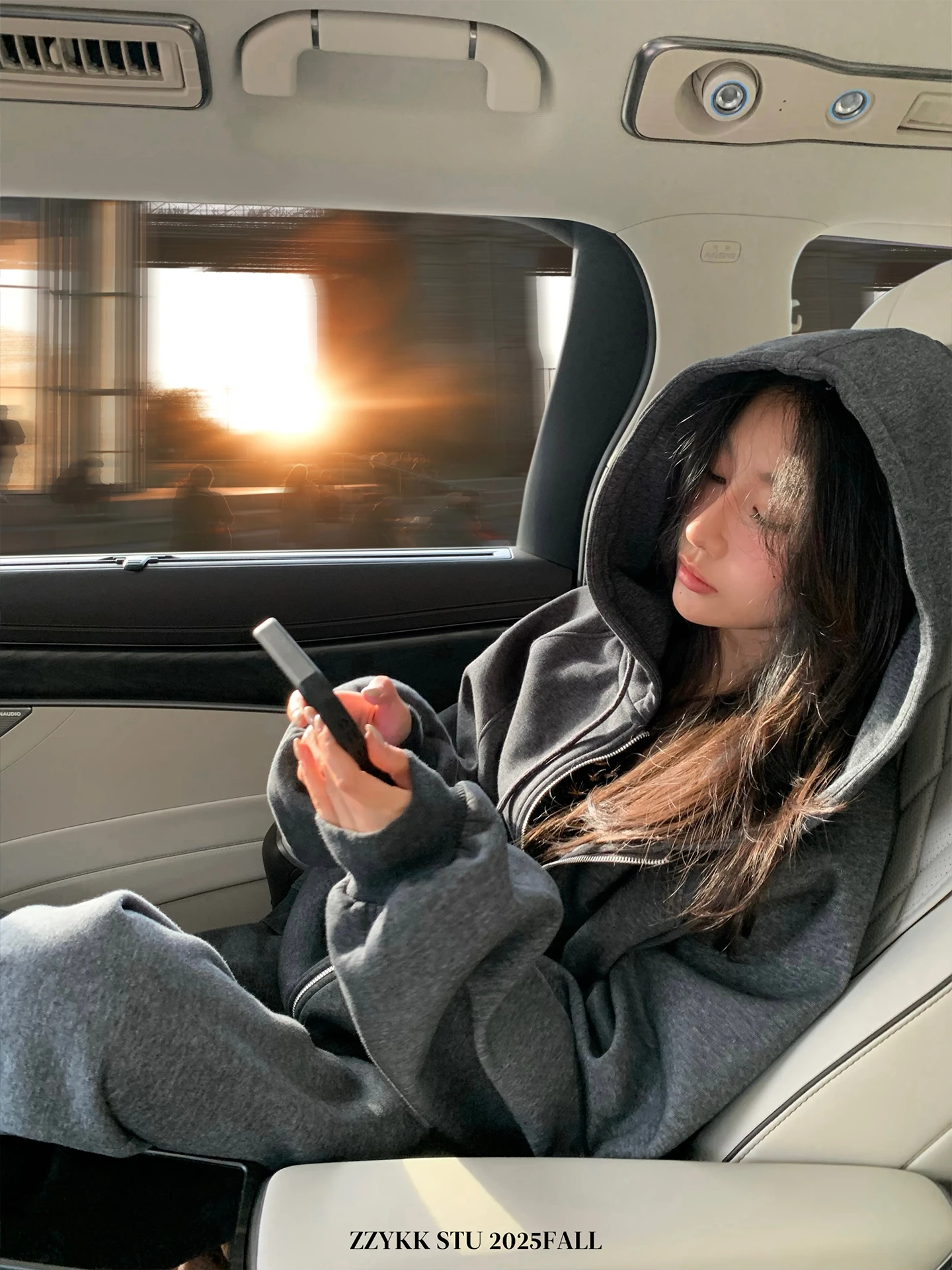 Комплект Zzykk Belize: утепленная куртка с капюшоном и свободные прямые спортивные брюки для женщин, осенний модный комфортный комплект
Комплект Zzykk Belize: утепленная куртка с капюшоном и свободные прямые спортивные брюки для женщин, осенний модный комфортный комплект