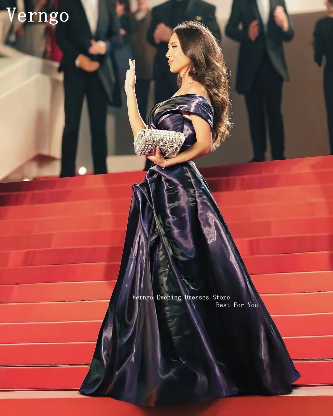 Verngo Navy Blue Satin Evning Dress Off The Shoulder A Line Prom Gowns Modern Maxi Pleated Party Dresses Customized
Verngo Navy Blue Satin Evning Dress Off The Shoulder A Line Prom Gowns Modern Maxi Pleated Party Dresses Customized