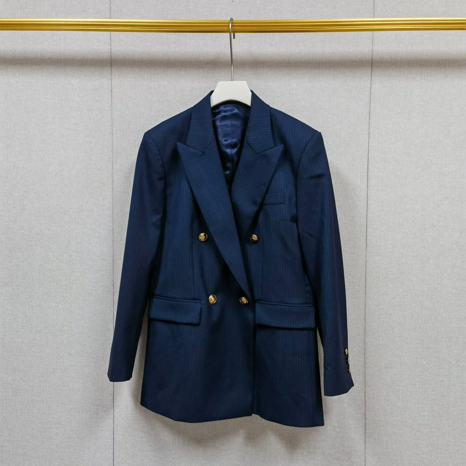 Женский двубортный пиджак Deep Blue с острыми лацканами, верхняя одежда Masandes, осень-зима, новинка, длинный рукав, офисный стиль
Женский двубортный пиджак Deep Blue с острыми лацканами, верхняя одежда Masandes, осень-зима, новинка, длинный рукав, офисный стиль