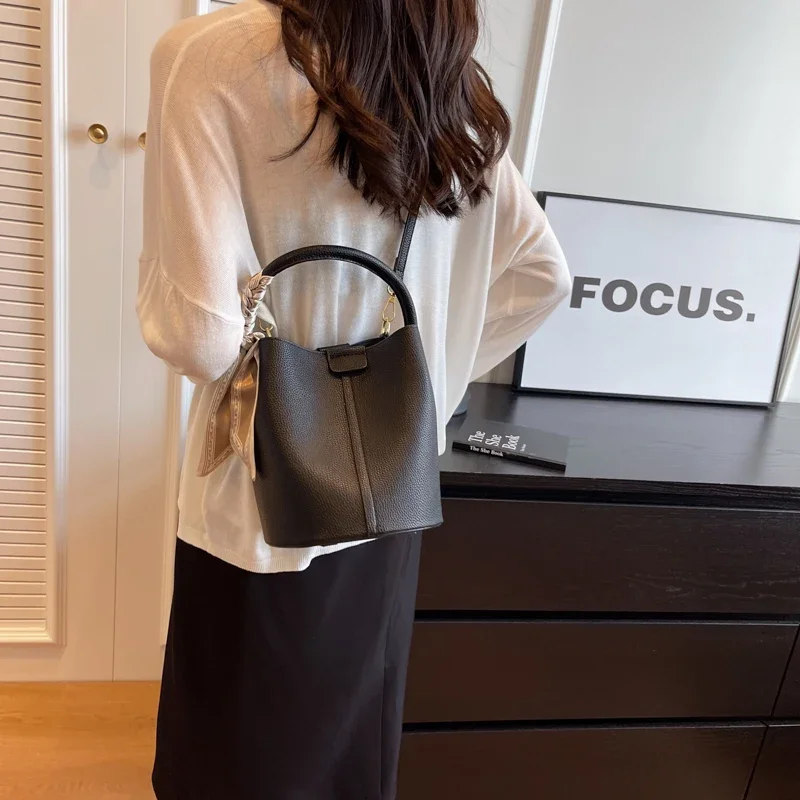 New Round One Shoulder Bucket Bag Designer Ribbon Design Luxury Handbags Summer Fashion Solid Color Crossbody Bag
New Round One Shoulder Bucket Bag Designer Ribbon Design Luxury Handbags Summer Fashion Solid Color Crossbody Bag