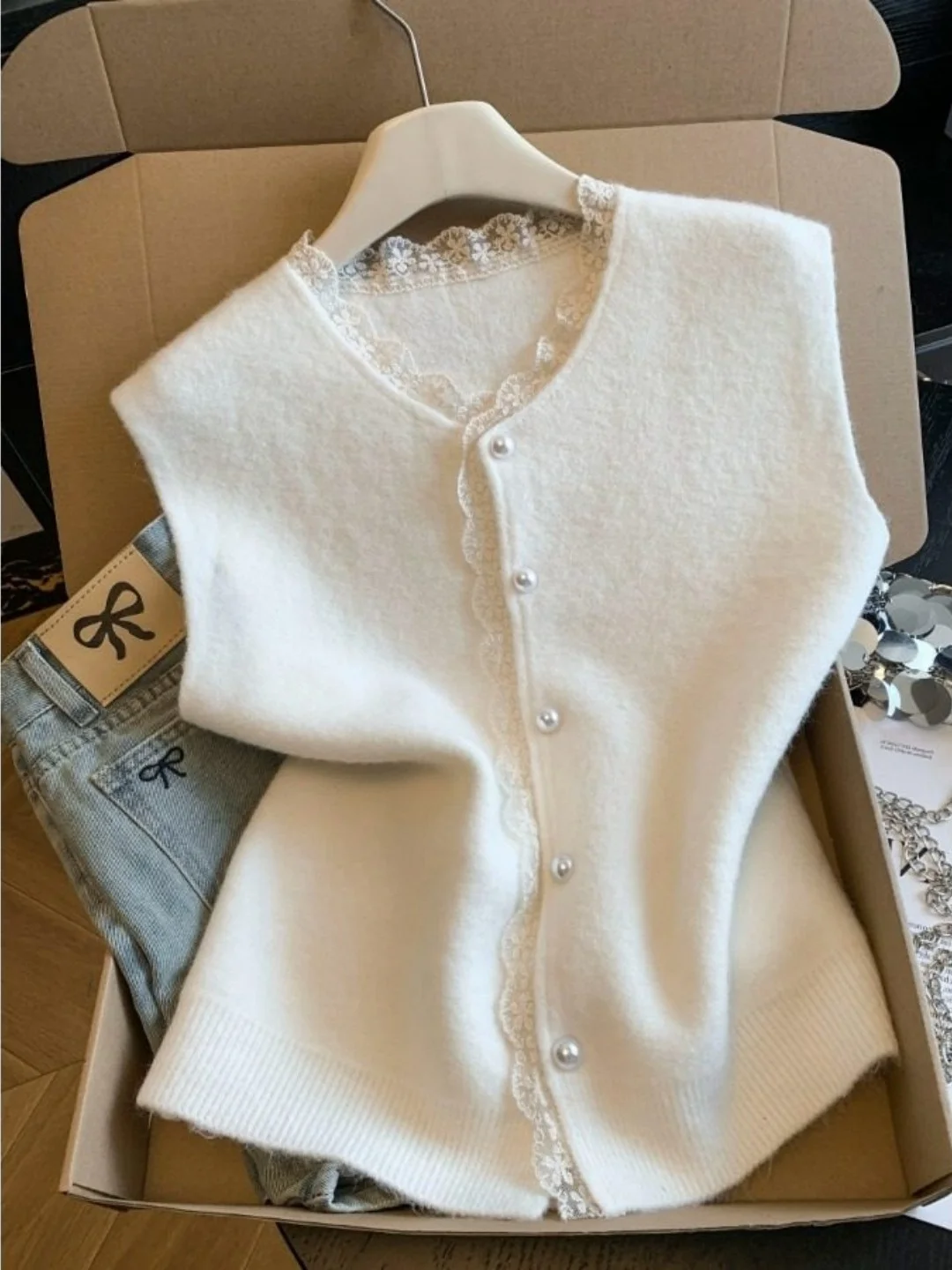 Korean Style Lace Splice Knitted Vest Short Sleeveless Women's Fashion Early Spring 2026 New Pearl Decorated Outerwear Top
Korean Style Lace Splice Knitted Vest Short Sleeveless Women's Fashion Early Spring 2026 New Pearl Decorated Outerwear Top