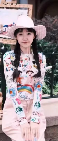 2025 Summer and Autumn New Japanese Style Cute Sweet Girl Retro Graffiti Print Long Sleeve T-Shirt White Casual Short Top
2025 Summer and Autumn New Japanese Style Cute Sweet Girl Retro Graffiti Print Long Sleeve T-Shirt White Casual Short Top