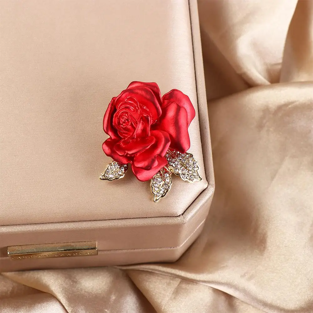 Alloy Temperament Red Rose Brooch High-end Atmospheric Red Rose Flower Brooch Elegant Temperament High-end Suit Pins
Alloy Temperament Red Rose Brooch High-end Atmospheric Red Rose Flower Brooch Elegant Temperament High-end Suit Pins