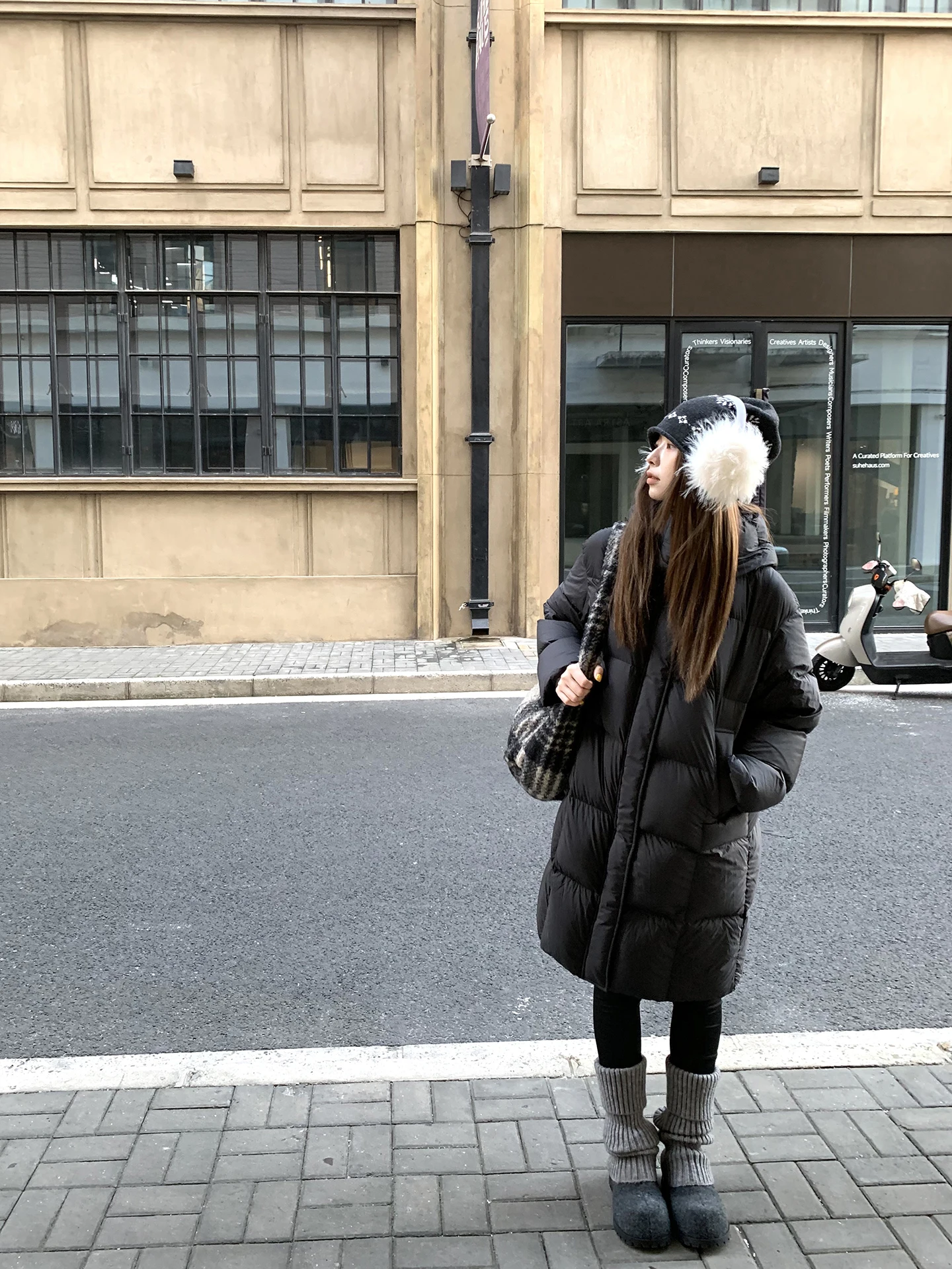 Красный женский пуховик Red Celebri Studio 2025: Новая зимняя коллекция, черный, средней длины, с 90% белым утиным пухом – очень привлекательная зимняя верхняя одежда
Красный женский пуховик Red Celebri Studio 2025: Новая зимняя коллекция, черный, средней длины, с 90% белым утиным пухом – очень привлекательная зимняя верхняя одежда