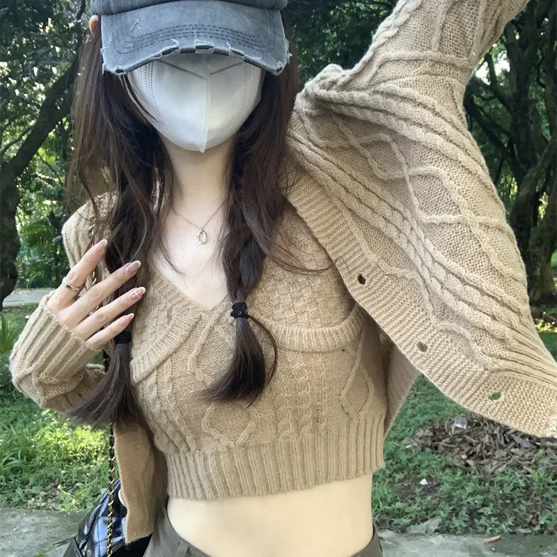 Women Knitted Full Sleeve Sweaters Coats V Neck Solid Sling Vest Two Piece Sets Single Breasted Splice Cardigan Autumn Winter
Women Knitted Full Sleeve Sweaters Coats V Neck Solid Sling Vest Two Piece Sets Single Breasted Splice Cardigan Autumn Winter