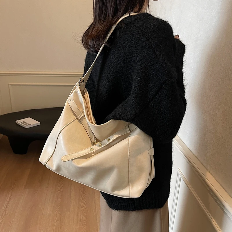 Classic Fashion Versatile Women's Large Capacity PU Leather Single Shoulder Tote Bag Simple Leisure Commuting Storage Bags
Classic Fashion Versatile Women's Large Capacity PU Leather Single Shoulder Tote Bag Simple Leisure Commuting Storage Bags