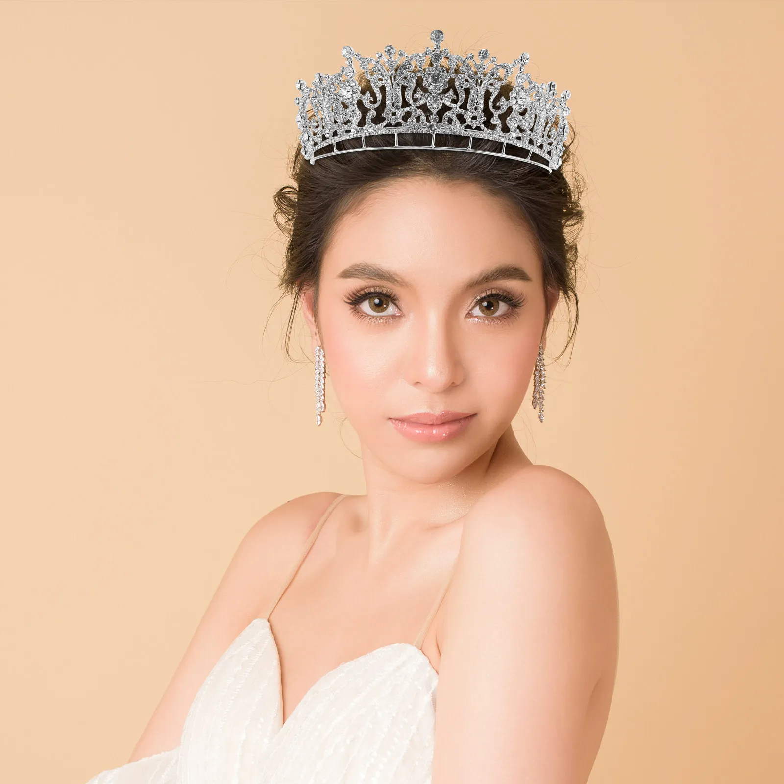 Sparkling Bridal Tiara Crown Rhinestone-Encrusted Elegant Wedding Headpiece for Bride Prom Pageant Royal Hair Accessory
Sparkling Bridal Tiara Crown Rhinestone-Encrusted Elegant Wedding Headpiece for Bride Prom Pageant Royal Hair Accessory
