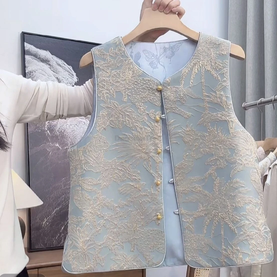 Chinese style women's patchwork Brocade vest Round neck collar lady versatile sleeveless tang suit Jacket jacquard vest coat
Chinese style women's patchwork Brocade vest Round neck collar lady versatile sleeveless tang suit Jacket jacquard vest coat